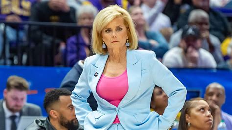 Kim Mulkey Baylor Womens coach rips off jacket and loses her。